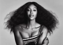 Naomi Campbell rend hommage à Tina Turner dans V Magazine