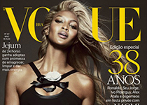 Naomi Campbell blonde pour la couv’ de Vogue Brazil mai 2013